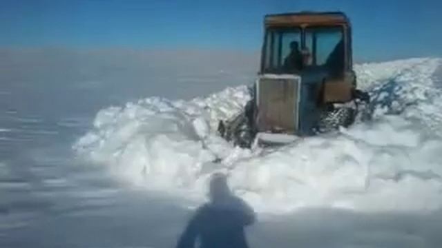 Дт-75 расчистка дороги по снегу смотреть онлайн