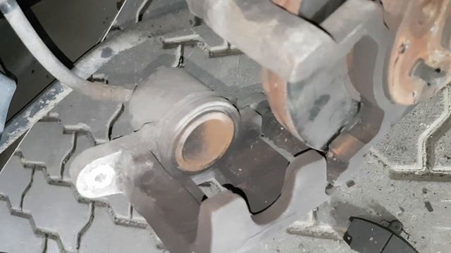 Замена передних тормозных колодок Лада Гранта смотреть онлайн