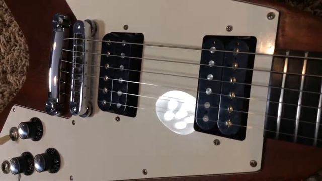 Trogly's Guitars: 2002 Gibson Flying V Faded with Crescent Moon Inlays смотреть онлайн