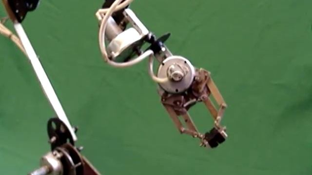 Робот манипулятор из хлама