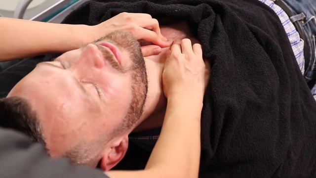 Салонный уход за мужским лицом/Массаж и пилинг смотреть онлайн