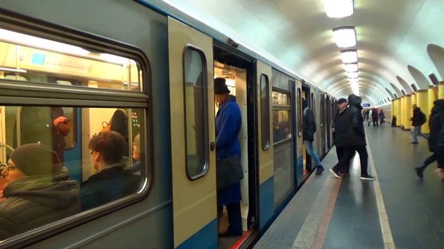 "Галогеновые фары!" Электропоезд 81-760/761 "Ока" №34 на станции метро Рижская, КРЛ смотреть онлайн