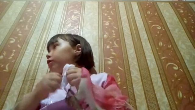 Я показываю Как правильно краситься специальной детской косметикой смотреть онлайн