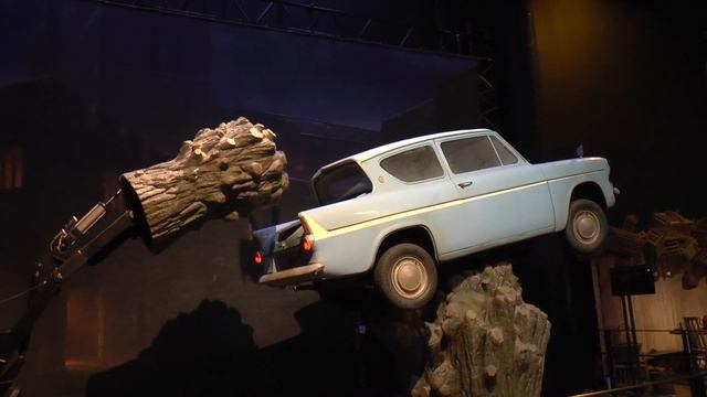 Flying Ford Anglia Hit by Whomping Willow Branch смотреть онлайн