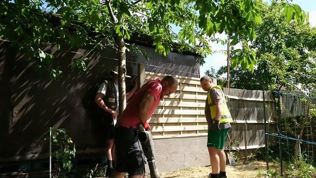 ПОДРАБОТКА В ЛОНДОНЕ | ПРИЕХАЛИ ПОМОЧЬ ПОСТАВИТЬ ЗАБОР В САДУ смотреть онлайн