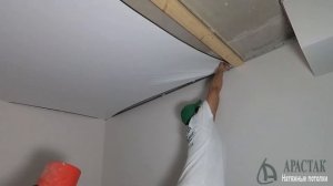 Монтаж натяжного потолка в прихожую с гардеробом - 2 потолка, установка бруса под двери-купе