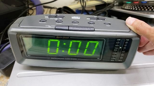 Lenoxx Sound AM/FM Clock Radio смотреть онлайн