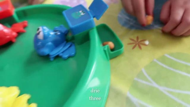 HUNGRY FROGS - FAMILY FUN GAME -CHALLENGE смотреть онлайн