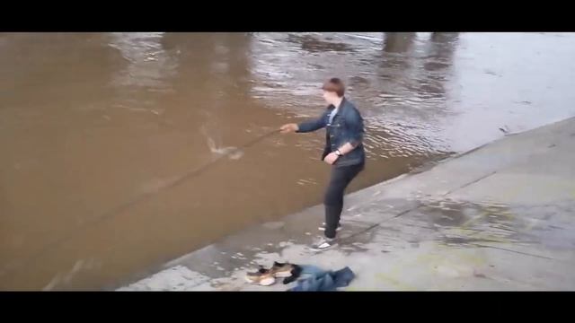 уронил телефон в ледяную воду, ныряю за ним, экстремальное купание смотреть онлайн