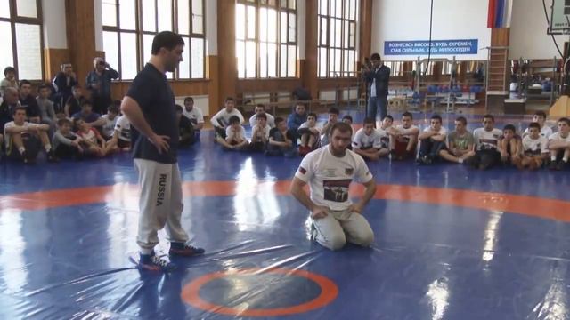 Бувайсар Сайтиев провел тренировку в Спортшколе имени Г.Гамидова смотреть онлайн