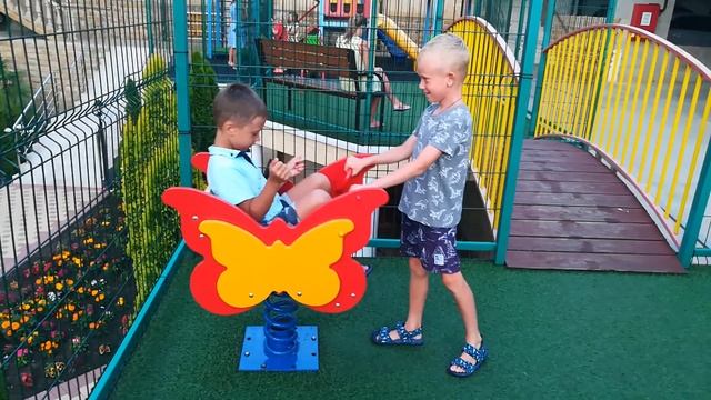 На детской площадке - 3D смотреть онлайн