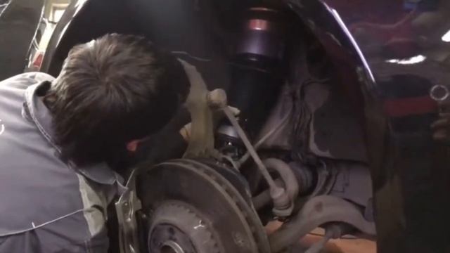 Замена пневмостойки на Мерседесе S класс 222 смотреть онлайн