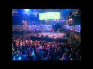 Коломбина и группа "Смайлики" - Смотри на всё веселей (детская песня, Лужники, 2010)