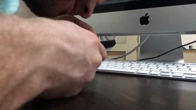 Снимаю защитную пленку у Sony Xperia S смотреть онлайн