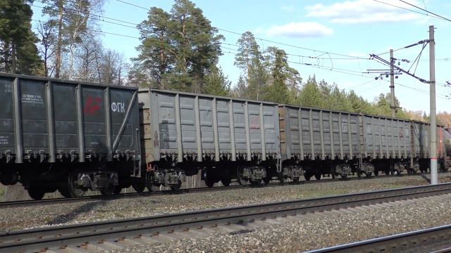 Электровоз ВЛ80С-1421 с грузовым поездом и рельсовый автобус РА1-0008 смотреть онлайн