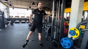 Мах ноги в сторону в кроссовере