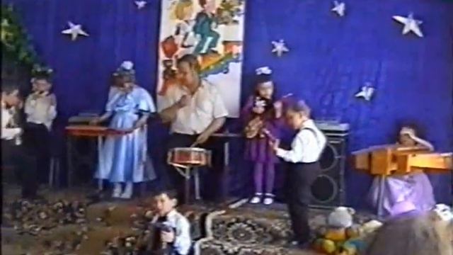 Епізод випускного свята 2003р..wmv смотреть онлайн