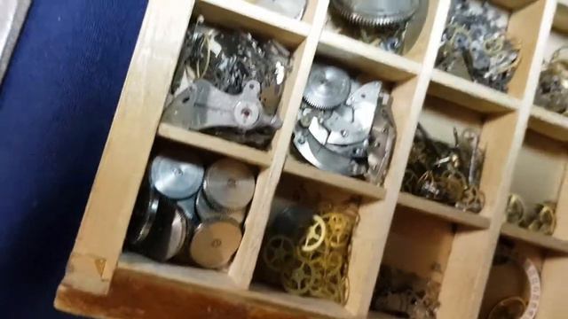 Запчасти часового мастера в коробке - много. Очень мелкие. смотреть онлайн