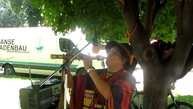 Колоритный боливиец зарабатывает на жизнь в Украине... Мелодии Анд... смотреть онлайн