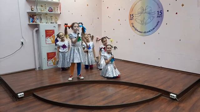 Ансамбль "Серебряные колокольчики" - "Мало молока" смотреть онлайн