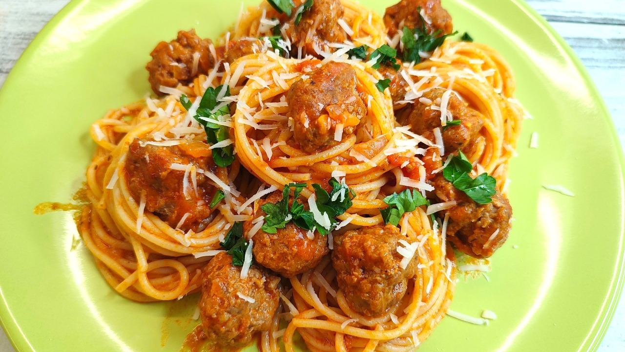 СПАГЕТТИ С ФРИКАДЕЛЬКАМИ в томатном соусе смотреть онлайн