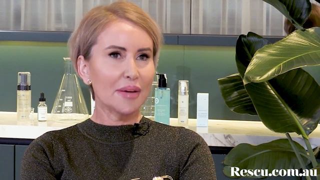 Dr Naomi Shares Her Go To Products for A Red Carpet Glow смотреть онлайн