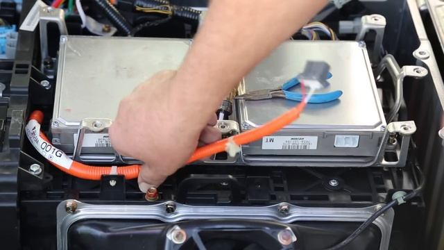 How to Install an IMA Battery, Honda Insight, First Gen смотреть онлайн