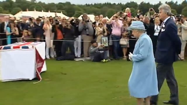 Queen sports a bloodshot eye at polo match смотреть онлайн