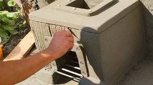 Сделал себе мини печь из ломаного б/у кирпича и оштукатурил раствором из цемента и песка.