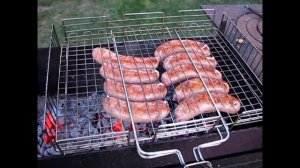 Пятница.  Жарим вкусные купаты на решетке и немного прибухиваем.