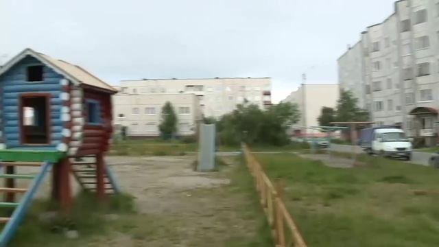 Медведь на детской площадке! смотреть онлайн