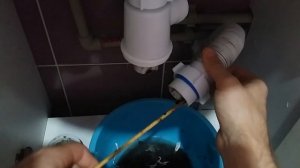 Очистка сифона под раковиной