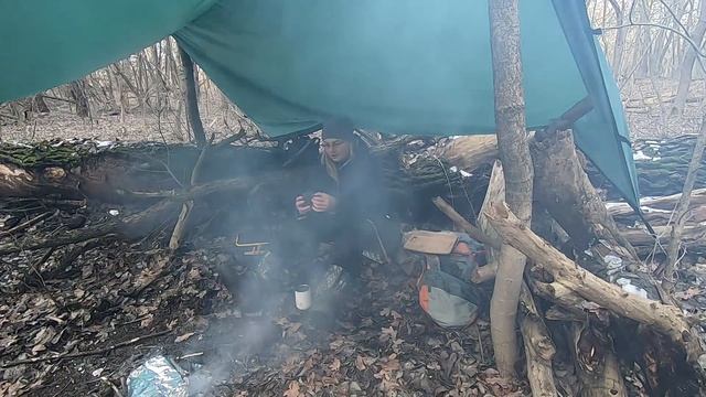 Одиночный поход в лес ⛺ О походном снаряжении ? 3 блюда в 1 фольге | Бушкрафт-кухня смотреть онлайн