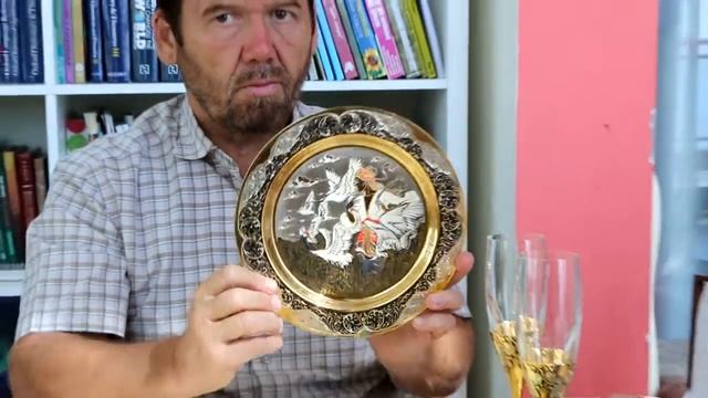Руслан Григорчук ( Златоуст Челябинская обл) привёз Исмагилy Шангареевy  изделия из золота и серебра