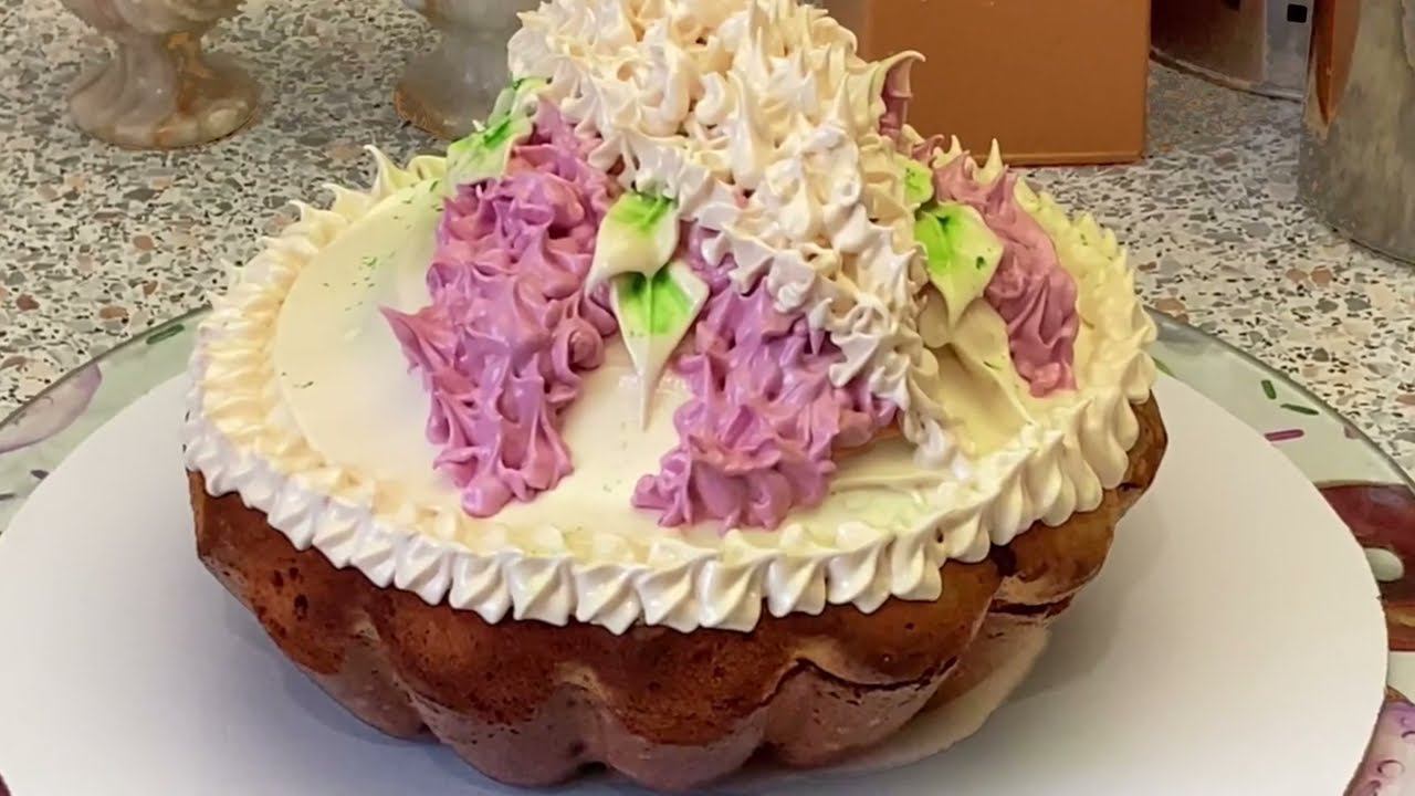 Большой кекс (торт) с веточками сирени смотреть онлайн