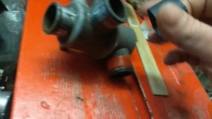 Почему Течет антифриз из под патрубков термостата Устраняем проблему