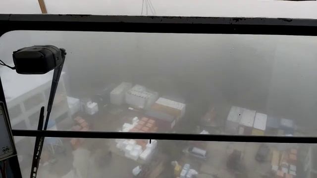 Работа на башеном кране в очень густой туман.Working on a tower crane in a very thick fog смотреть онлайн