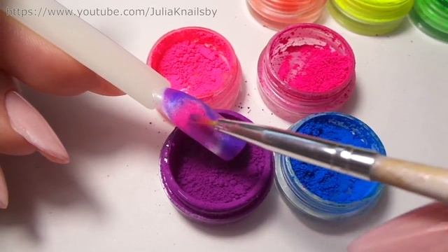 Яркий летний дизайн ногтей пигментами