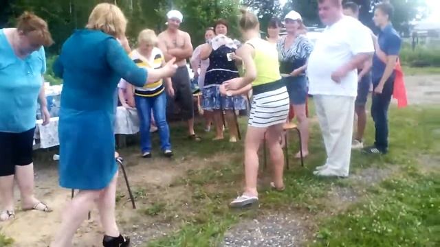 родители играют на выпускном. смотреть онлайн