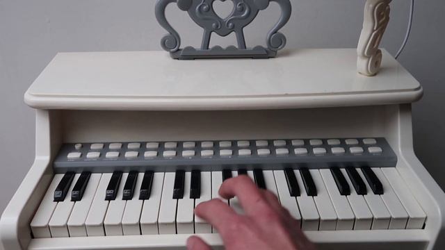 Bílé elektrické pianko pro děti se stoličkou, s adaptérem смотреть онлайн