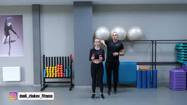 Наружное вращение плеча с гантелями (стоя) смотреть онлайн