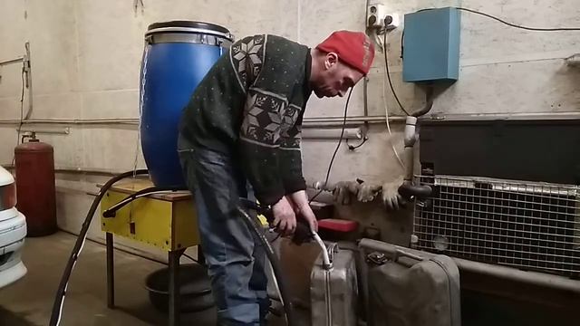 сливаю с бочки в канистру смотреть онлайн