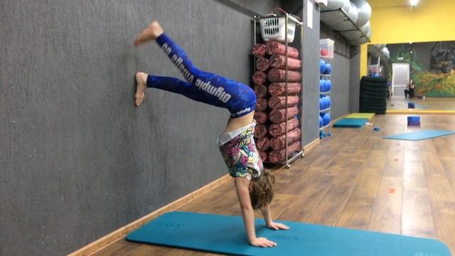 Подводящий элемент к стойке на руках смотреть онлайн