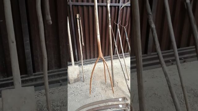Деревенские предметы - грабли, вилы для сена, ухват, чапельник, коса, серп