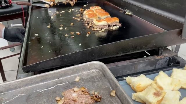 THE BEST WHITE CASTLE SLIDERS MADE ON THE BLACKSTONE GRIDDLE! EASY RECIPE смотреть онлайн