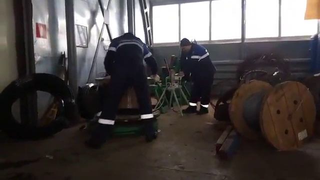 Люди работают