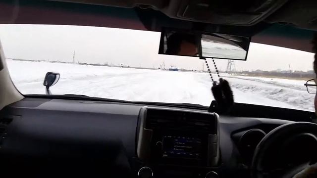 Prado 150, заезд по льду, на самодельной шипованной резине 3 смотреть онлайн