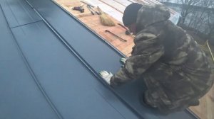 Как соединить две картины на фальцевой кровле?