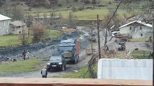 Toyota 4 runner helps big truck (unbelievable) смотреть онлайн