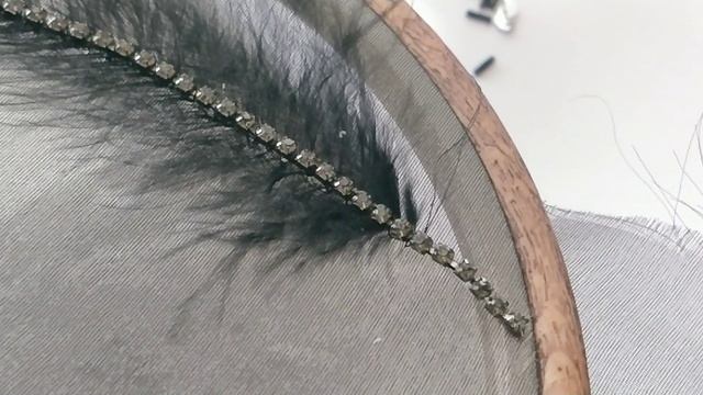 Люневильская вышивка с пером и стразами / Luneville embroidery with feather and rhinestones смотреть онлайн